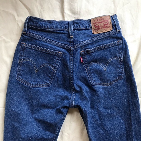 Dark Wash Highwaisted Levi’s 501 Jeans - Picture 2 of 4